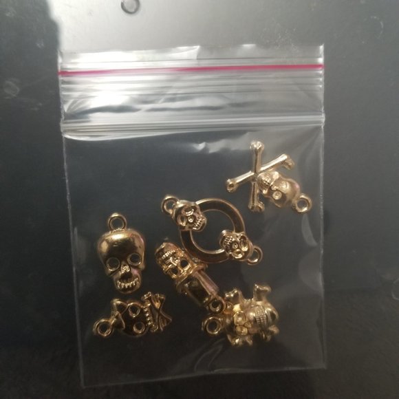6 Skull Charms - Picture 2 of 3